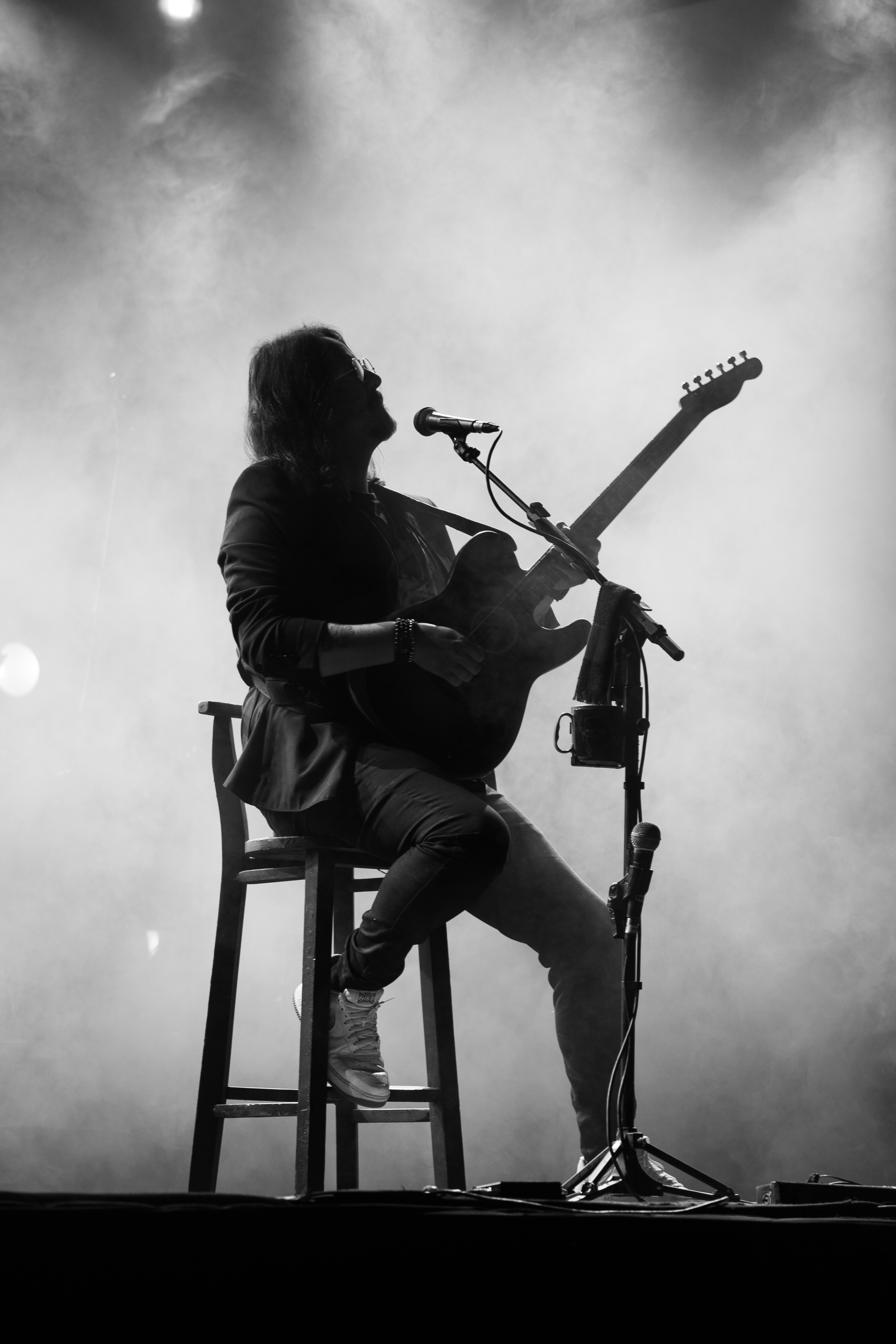 Dino tocando violão acústico em P&B