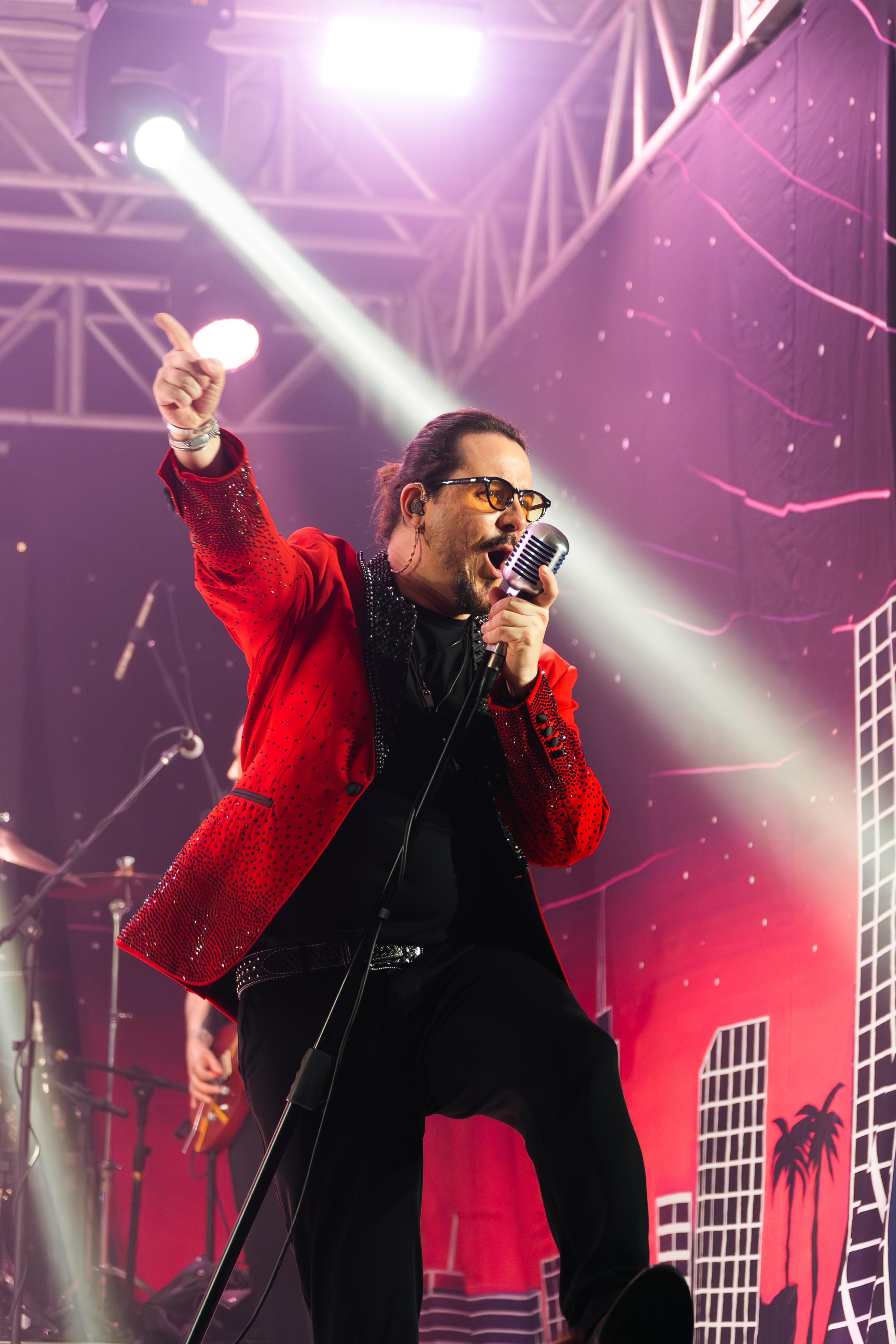 Dino Fonseca de vermelho no palco