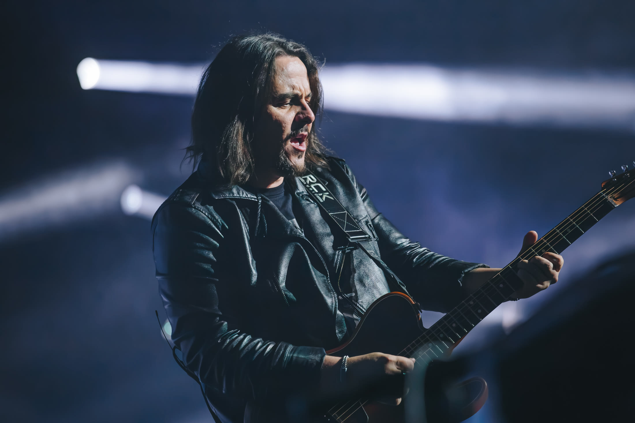 Dino Fonseca cantando sob o letreiro Barzim de Rock